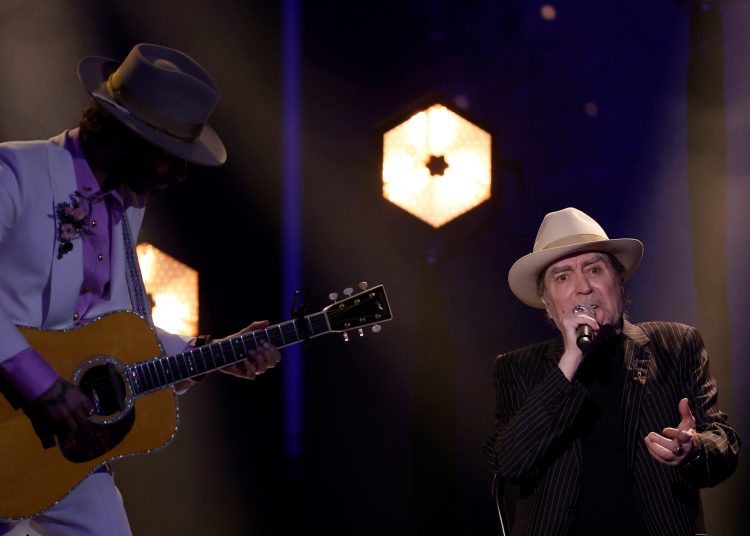 VALENCIA, 12/02/2022.- El cantautor Joaquín Sabina (d), acompañado por Leiva a la guitarra, interpretan 'Tan joven y tan viejo' durante la gala de la 36 edición de los Premios Goya que tiene lugar este sábado en el Palau de les Arts de Valencia. EFE/kai forsterling