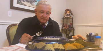 López Obrador celebra la tradición del Día de la Candelaria con tamales de chipilín