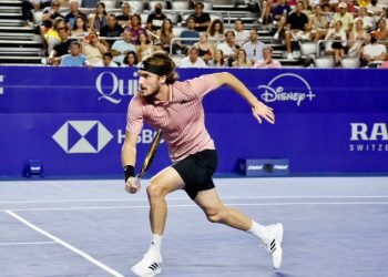 Tsitsipas se impone a Wolf y se instala en cuartos de final en Acapulco
