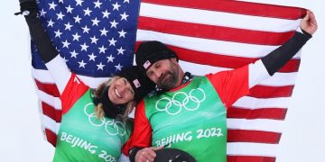 Estados Unidos se lleva el oro en snowboard cross por equipos mixtos