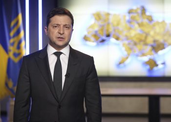 Zelenski pide a Putin que se siente a la mesa de negociaciones