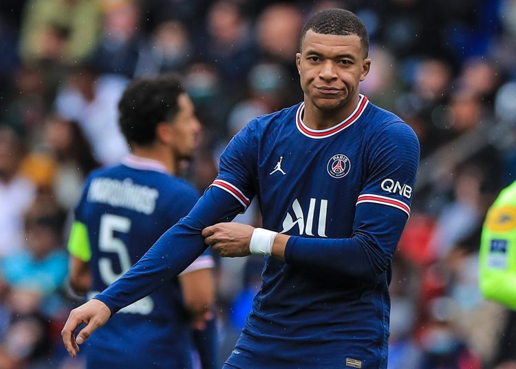 Paris (France), 13/03/2022.- Paris Saint Germain's Kylian Mbappe reacts during the French Ligue 1 soccer match between PSG and Girondins of Bordeaux at the Parc des Princes in Paris, France, 13 March 2022. (Francia, Burdeos) EFE/EPA/CHRISTOPHE PETIT TESSON