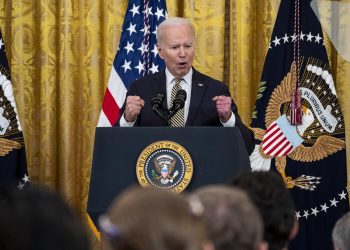 Biden eleva el tono contra Putin y le llama “dictador asesino”