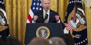 Biden eleva el tono contra Putin y le llama “dictador asesino”