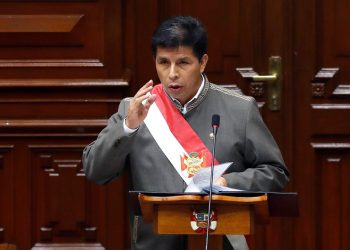 El presidente de Perú agradece al Congreso por rechazar su destitución