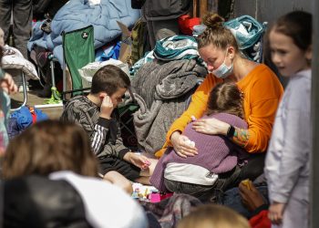 Migrantes rusos y ucranianos montan campamento en Tijuana