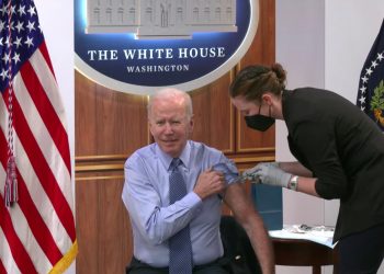 Biden recibe la cuarta dosis de la vacuna contra COVID-19
