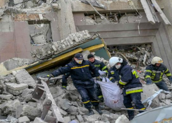 Ya son 12 los muertos en el ataque ruso a un edificio en Mikolaiv