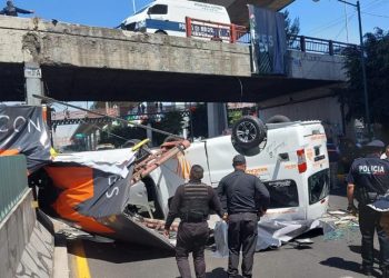 Combi cae de puente y deja al menos 6 personas lesionadas en Tlalnepantla