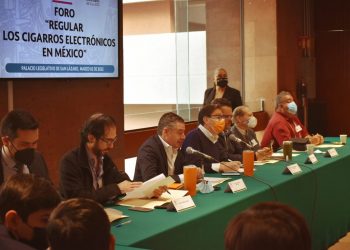 Coinciden legisladores, empresarios y activistas en regular el vapeo