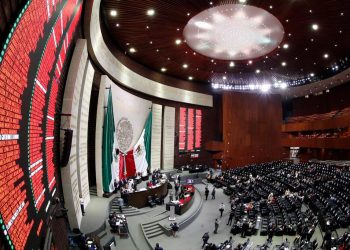 Aprueban diputados decreto contra el INE; permitirá al presidente y funcionarios hablar de Revocación de Mandato