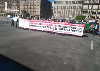 SME inicia plantón en inmediaciones de Palacio Nacional