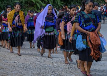 Indígenas marchan por la paz y los derechos de la mujer en Chiapas