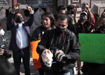 Periodistas irrumpen en Congreso de Michoacán tras asesinato de periodista