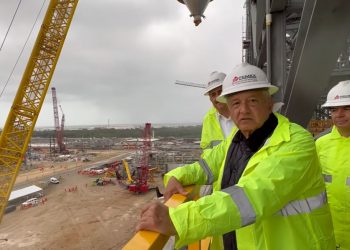 López Obrador supervisa trabajos de construcción en la Refinería de Dos Bocas