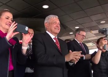 López Obrador presenció el primer vuelo que arribó al AIFA