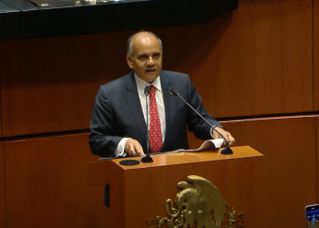 Senador pide renuncia del Tata Martino, mientras se saca selfies con Gertz Manero