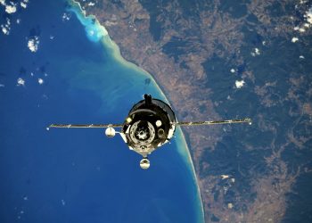 La nave tripulada Soyuz MS-19 aterriza en la estepa kazaja