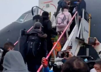 Mexicanos abordan avión de la FAM para ser repatriados tras invasión rusa en Ucrania