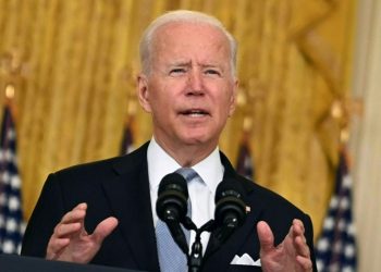 Biden libera una cantidad récord de petróleo para frenar aumento de precios