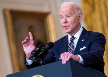 Biden refuerza ayuda a Ucrania al firmar ley con 13,600 millones de dólares de apoyo