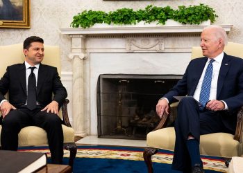 Biden dice a Zelenski que Estados Unidos dará 500 millones más de ayuda a Ucrania