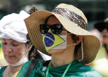 Brasil se quita la mascarilla en exteriores