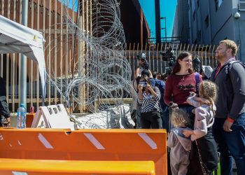 Familias rusas y ucranianas llegan a Tijuana para pedir asilo en EU