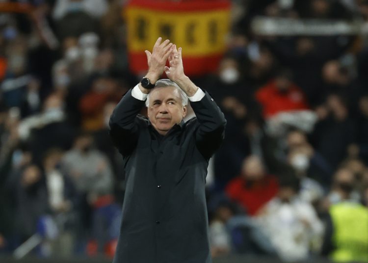 MADRID, 09/03/2022.- El técnico italiano del Real Madrid, Carlo Ancelotti, celebra el pase del equipo blanco a los cuartos de final de la Liga de Campeones tras derrotar al PSG en el encuentro disputado hoy miércoles en el estadio Santiago Bernabéu, en Madrid. EFE / Juanjo Martín.