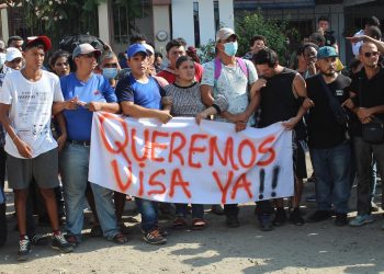 Migrantes bloquean calles para exigir su regularización en Chiapas