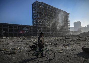 Asciende a ocho los muertos por bombardeo contra centro comercial en Kiev