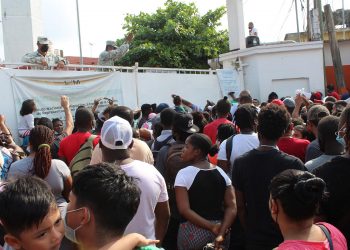 Cientos de extranjeros irrumpen en oficina migratoria de Chiapas