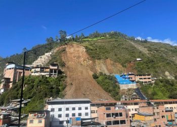 Al menos 7 desaparecidos y 60 casas sepultadas por deslizamiento de tierra en Perú
