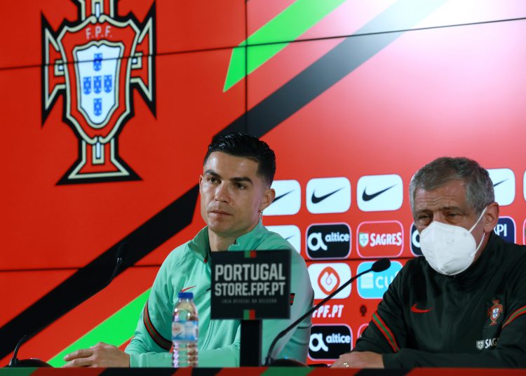 Porto (Portugal), 28/03/2022.- Portugal's headcoach Fernando Santos (R), and Portugal's player Cristiano Ronaldo attend a press conference at Dragao stadium in Porto, Portugal, 28 March 2022. Portugal will face North Macedonia in their FIFA World Cup Qatar 2022 play-off qualifying soccer match on 29 March 2022. (Mundial de Fútbol, Catar) EFE/EPA/ESTELA SILVA