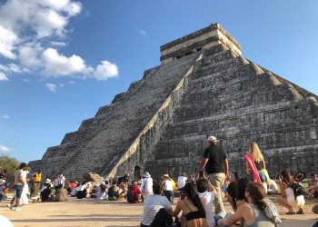 Miles disfrutan el fenómeno del equinoccio de primavera en Chichén Itzá