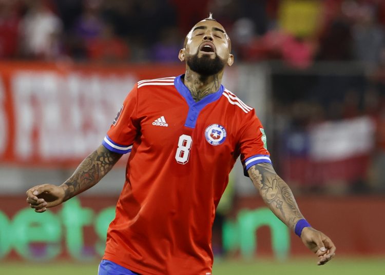 AMDEP8568. SANTIAGO (CHILE), 29/03/2022.- Arturo Vidal Chile se lamenta hoy, en un partido de las eliminatorias sudamericanas para el Mundial de Catar 2022 en el estadio San Carlos de Apoquindo en Santiago (Chile). EFE/Alberto Váldes POOL