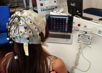 Desarrollan dispositivo de comunicación para personas con parálisis total