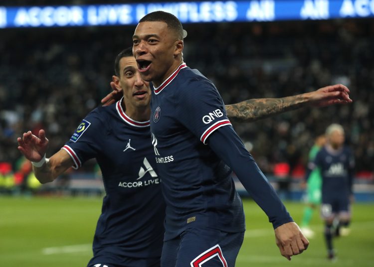 Paris (France), 26/02/2022.- Paris Saint-Germain's Kylian Mbappe (front) celebrates with teammate Angel Di Maria (back) after scoring the 1-1 equalizer during the French Ligue 1 soccer match between Paris Saint-Germain (PSG) and AS Saint-Etienne in Paris, France, 26 February 2022. (Francia) EFE/EPA/IAN LANGSDON