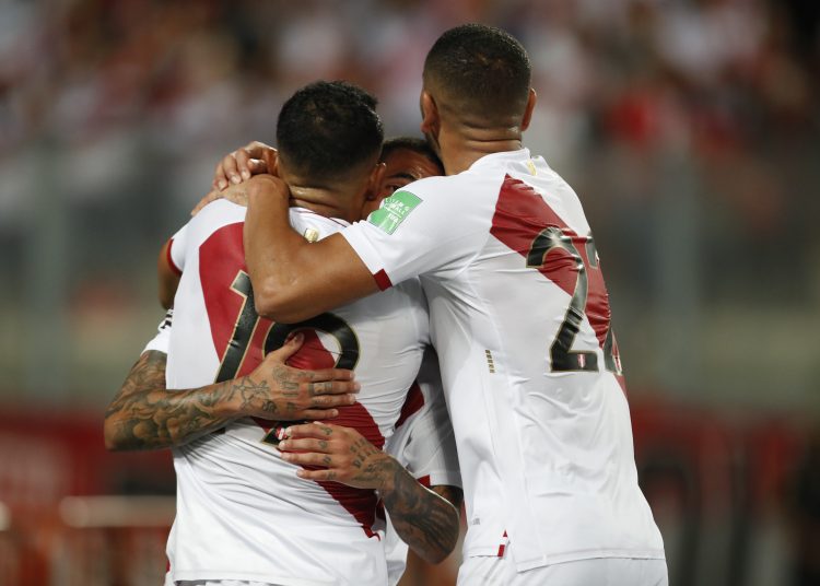 AMDEP8523. LIMA (PERÚ), 29/03/2022.- Jugadores de Perú celebran la ventaja 2-0 hoy durante un partido de las eliminatorias sudamericanas para el Mundial de Catar 2022 entre Perú y Paraguay, en el estadio Nacional en Lima (Perú). EFE/ Paolo Aguilar