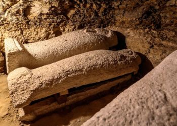 Egipto muestra cinco tumbas descubiertas en El Cairo
