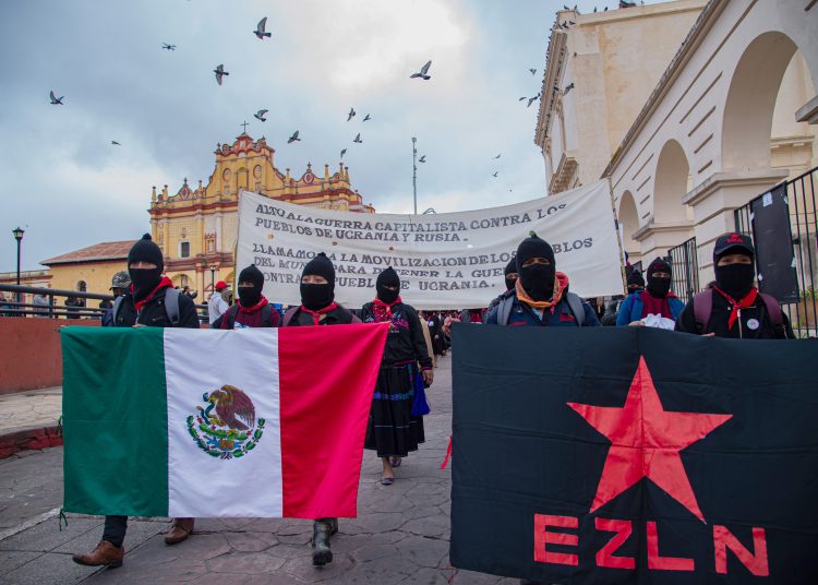 MEX8093.SAN CRISTÓBAL DE LAS CASAS (MÉXICO) 13/03/2022.- Indígenas simpatizantes del Ejercito Zapatista de Liberación Nacional (EZLN) protestan hoy en contra de la guerra entre Rusia y Ucrania, en el municipio de San Cristóbal de las Casas estado de Chiapas (México). Miles de indígenas mexicanos y encapuchados que militan en el Ejército Zapatista de Liberación Nacional (EZLN) marcharon este domingo contra "todas las guerras capitalistas en Chiapas, en el sureste mexicano, donde se solidarizaron con Ucrania. EFE/Carlos López