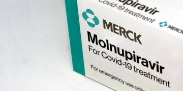 La OMS da luz verde al primer tratamiento oral contra COVID