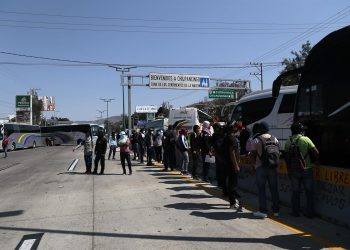 Estudiantes bloquean vía para exigir justicia en caso Ayotzinapa