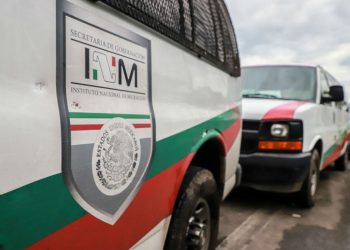 Ubica INM a cuatro personas migrantes debajo de una plataforma de tráiler