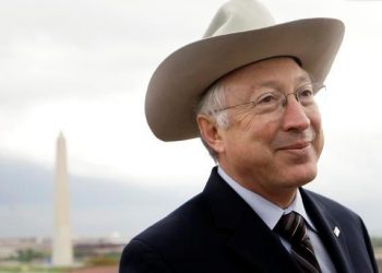 México y Estados Unidos desmantelan prolífica organización de tráfico de migrantes: Ken Salazar
