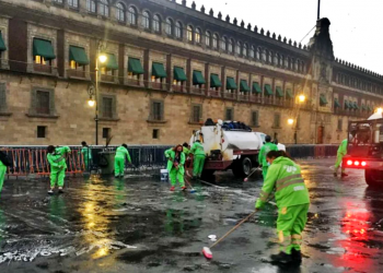 Retiran vallas de Palacio Nacional y limpian Zócalo tras marchas del 8M