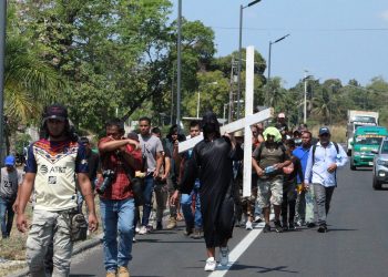 Migrantes marchan por Tapachula previo a su salida en caravana