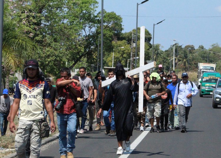 MEX9703. TAPACHULA (MÉXICO) 31/03/2022.- Un grupo de migrantes caminan en caravana hoy, por la ciudad de Tapachuca, estado de Chiapas (México). Unos 250 migrantes de diversos países marcharon este jueves por la ciudad mexicana de Tapachula, fronteriza con Guatemala, previo a la salida de la caravana que partirá este viernes con destino a la Ciudad de México para exigir la regularización de su situación. EFE/Juan Manuel Blanco