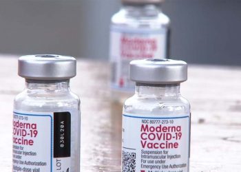 Moderna prueba combinar su vacuna anticovid y una específica contra variante ómicron