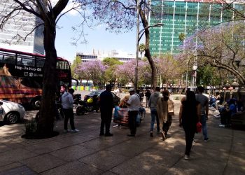 8M: Mujeres comienzan a congregarse en Paseo de la Reforma